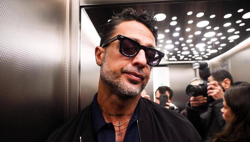 Caso Signorini, Corona e la denuncia di Mediaset: “Contro di me nuovo editto bulgaro, io li rovino”