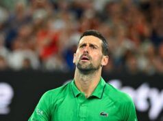 Djokovic si prende un warning e litiga con l’arbitro: “Stavo cercando il mio cappello”