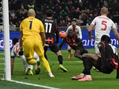 Fofana prova a colpire di testa, ma scivola: l’errore (comico) in Milan-Genoa