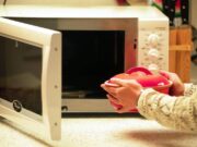 Forno a microonde fa male? Iss: “Non rende cibi meno sani”