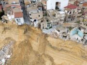 Frana Niscemi, palazzina di tre piani crolla nel precipizio: era nella zona rossa