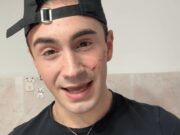 Genova, 19enne denuncia aggressione omofoba: “Sfregiato al viso con coltellino”