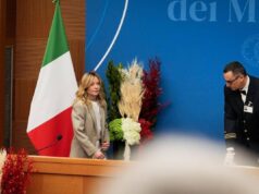 Giacca beige e chioma ‘beachwaves’, il look di Meloni in conferenza stampa
