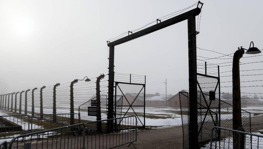 Giorno della Memoria, Meloni: “Pagina buia, condanniamo complicità del regime fascista”