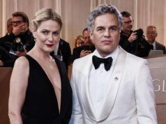 Golden Globes, da Ruffalo a Lyonne: le celebrità indossano spille di protesta contro l’ICE