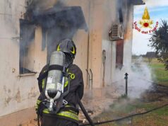Incendio in una casa nel Brindisino, crollano i solai: si cerca una persona