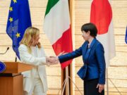 Italia-Giappone, Meloni e le bacchette a tavola: “Takaichi mi ha fatto i complimenti”