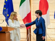 Italia-Giappone, Meloni e le bacchette a tavola: “Takaichi mi ha fatto i complimenti”