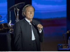 Julio Iglesias accusato di violenza sessuale da due sue ex dipendenti