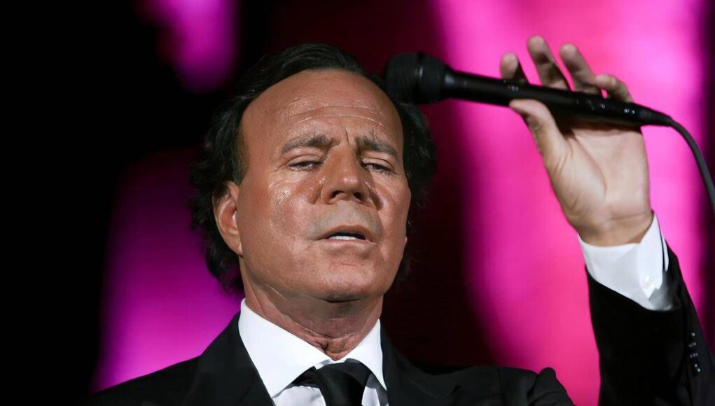 Julio Iglesias, archiviata denuncia per aggressioni sessuali