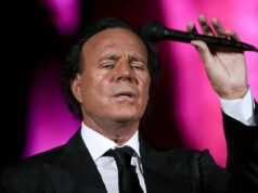 Julio Iglesias, archiviata denuncia per aggressioni sessuali