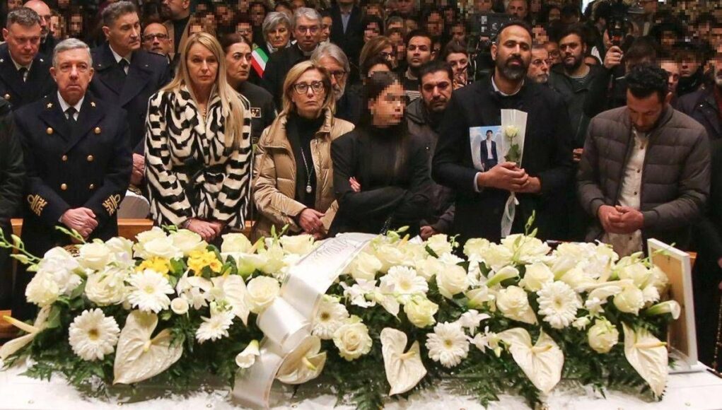 La Spezia, in migliaia ai funerali di Aba. Il vescovo: “Il dolore è di tutta la comunità”