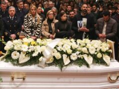 La Spezia, in migliaia ai funerali di Aba. Il vescovo: “Il dolore è di tutta la comunità”
