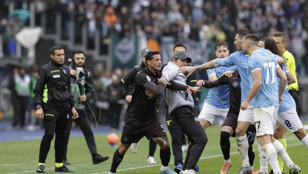Lazio-Napoli, caos finale con tre espulsi e Conte in campo. Cos’è successo