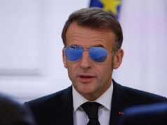 Macron e gli occhiali da sole: “Ho un problema all’occhio”