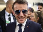 Macron e il look ‘Top Gun’ a Davos: occhiali specchiati tra stile e ironia sui social