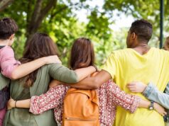 Mal di schiena nei giovani, ne soffre il 20%: errori da non fare, consigli e falsi miti