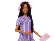 Mattel lancia la prima Barbie con autismo, ha cuffie antirumore e spinner antistress