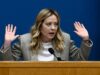Meloni e la domanda-fiume in conferenza: “Rischiamo di farci linciare”