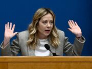 Meloni e la domanda-fiume in conferenza: “Rischiamo di farci linciare”