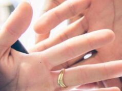 “Mi sposi?”, la proposta a sorpresa nell’ufficio di polizia dopo il furto dell’anello