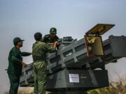 Missili, droni e sottomarini: l’Iran alza lo scudo contro Trump