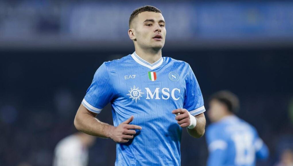 Napoli-Verona, rigore (e momentaneo 0-2) dei gialloblù tra le proteste. Cos’è successo