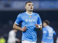 Napoli-Verona, rigore (e momentaneo 0-2) dei gialloblù tra le proteste. Cos’è successo