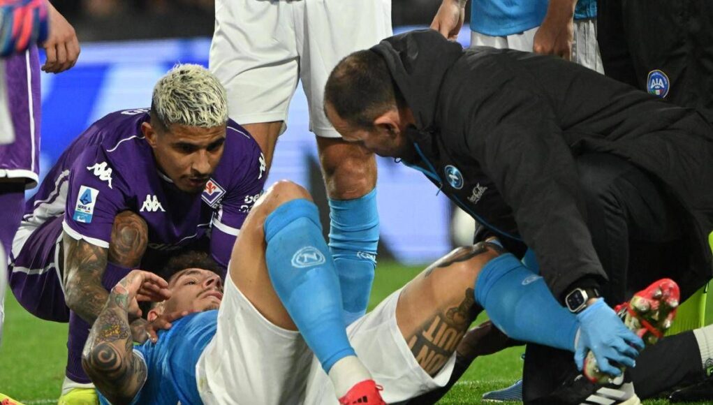 Napoli, grave infortunio per Di Lorenzo: esce in barella contro la Fiorentina