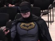 “Non dovete aiutare l’Ice”, in consiglio comunale arriva Batman