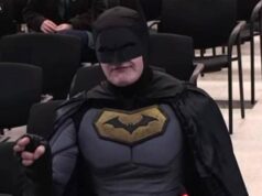 “Non dovete aiutare l’Ice”, in consiglio comunale arriva Batman