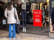 Oggi iniziano i saldi invernali 2026, dai cambi ai pagamenti cosa c’è da sapere