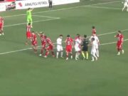 Punizione sotto l’incrocio, ma arbitro non ‘vede’ il gol: scandalo arbitrale in Turchia