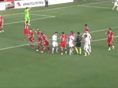 Punizione sotto l’incrocio, ma arbitro non ‘vede’ il gol: scandalo arbitrale in Turchia