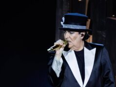 Renato Zero ferma il concerto e abbraccia Enrica Bonaccorti (in platea): la dedica speciale