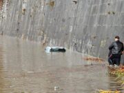 Roma, auto sulla banchina del Tevere viene sommersa dall’acqua