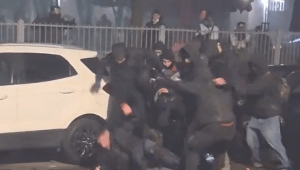 Scontri corteo Askatasuna, in un video agente accerchiato e preso a martellate