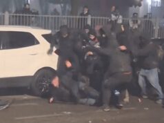Scontri corteo Askatasuna, in un video agente accerchiato e preso a martellate