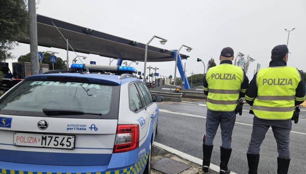 Scontri tra tifosi Lazio e Napoli su A1, 80 bloccati: sequestrati bastoni e taglierini
