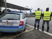 Scontri tra tifosi Lazio e Napoli su A1, 80 bloccati: sequestrati bastoni e taglierini