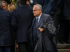 Scritta choc contro Lotito sul muro di una chiesa: “Solo qui sei benvenuto, coi piedi davanti”