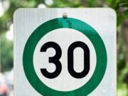 Segnali stradali verdi, il ‘mistero’ dei cartelli in Europa