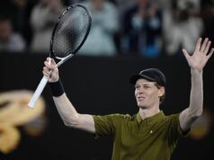 Sinner sulle montagne russe: rimonta Spizzirri, batte i crampi e vola agli ottavi degli Australian Open