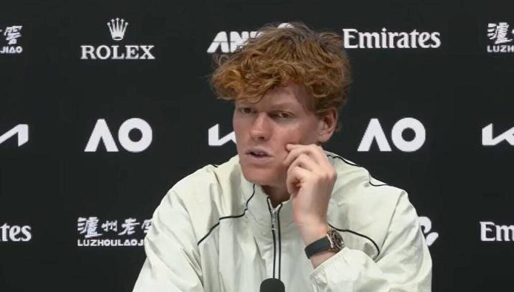 Sinner, via il ‘braccialetto’ agli Australian Open: “E’ vietato, lo tolgo”