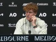 Sinner, via il ‘braccialetto’ agli Australian Open: “E’ vietato, lo tolgo”