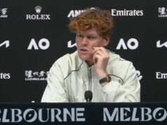 Sinner, via il ‘braccialetto’ agli Australian Open: “E’ vietato, lo tolgo”