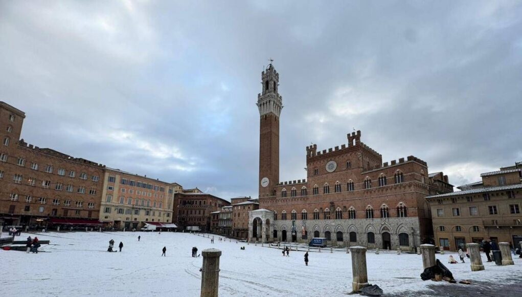 Straordinaria nevicata a Siena, la città del Palio si sveglia imbiancata