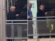 Trump risponde al contestatore, insulto e dito medio