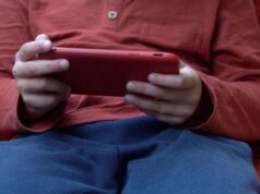 Valditara lancia l’allarme: “Bambini di sei anni già sui siti porno”. L’appello ai genitori