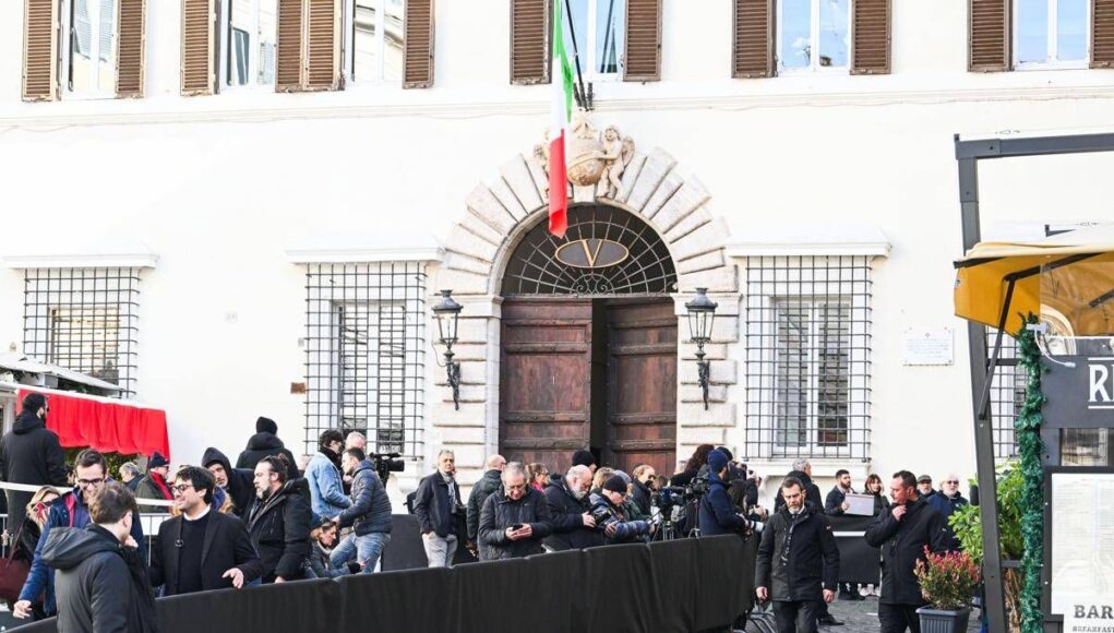 Valentino, secondo giorno di camera ardente in attesa dei funerali